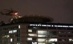 Un hélicoptère israélien transportant des otages, libérés par le Hamas, se prépare à atterrir au centre médical de Tel-Aviv le 28 novembre 2023 ( AFP / Jack Guez )