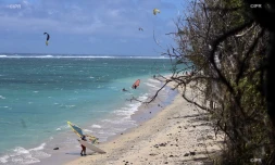 des kites-surfeurs à trou d'eau le 25 janvier 2020