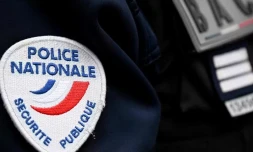 Sur ces images, filmées de nuit, on distingue deux policiers, dont l’un, à genoux, donne un coup de poing en direction d’un homme plaqué au sol, avant l’arrivée de leurs collègues en voiture, une minute plus tard. © Crédit photo : illustration - AFP 