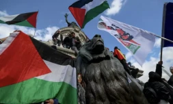 Des manifestants agitent des drapeaux palestiniens lors d'un rassemblement à Paris pour demander l'arrêt des opérations militaires d’Israël à Gaza, le 22 octobre 2023 ( AFP / Emmanuel Dunand )