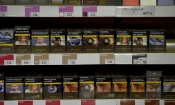 Des paquets de cigarettes en vente chez un buraliste le 27 décembre 2016 à Vertou
