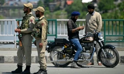 Des policiers indiens en faction à Srinagar, en Inde, près de la frontière avec le Pakistan, où le calme est revenu, le 12 mai 2025