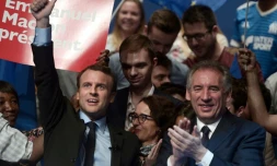Le président du MoDem François Bayrou (d) et le candidat à la présidentielle Emmanuel Macron lors d'un meeting à Pau, le 12 avril 2017
