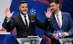L'ancien gardien brésilien Julio Cesar (g) efectue le tirage au sort des quarts de finale de la Ligue des champions, le 15 mars 2019 au siège de l'Uefa à Nyon en Suisse

