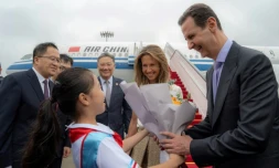 Photo diffusée par l'agence officielle syrienne Sana montrant le président syrien Bachar al-Assad (d) et la Première dame Asma al-Assad (2e d) à leur arrivée à l'aéroport de Pékin, le 21 septembre 2023