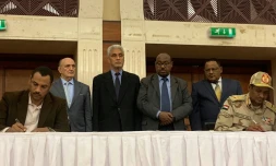 Le numéro deux du Conseil militaire, au pouvoir au Soudan, Mohamed Hamdan Daglo (D) signe avec un leader du mouvement de contestation (G) un accord entérinant le partage du pouvoir pendant la période transition, en présence de médiateurs éthiopiens et de l'Union africaine, le 17 juillet 2019 à Khartoum