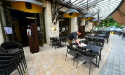 Préparatifs avant la réouverture de la terrasse d'un restaurant à Bordeaux, en France, le 18 mai 2021