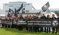 Des opposants au projet de forage dans la Grande baie australienne manifestent à l'occasion de l'assemblée générale annuelle de BP à Londres, le 14 avril 2016