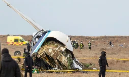 Des spécialistes des situations d'urgence travaillent sur le site du crash d'un avion de ligne de la compagnie Azerbaijan Airlines près de la ville d'Aktaou, dans l'ouest du Kazakhstan, le 25 décembre 2024
