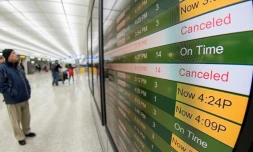 Un tableau d'affichage des vols annulés ou maintenus en raison d'une violente tempête de neige sur le nord-est des Etats-Unis, le 13 mars 2017 à l'aéroport de Dulles, à Chantilly, en Virginie