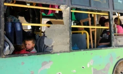 Des civils syriens dans une zone de transit, le 20 avril 2017 près d'Alep