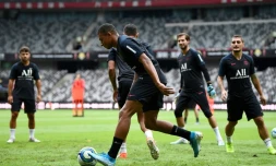 L'attaquant du Paris-SG, Kylian Mbappé (c), à l'entraßnement avec ses partenaires à Shenzhen, en Chine, le 2 août 2019
