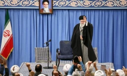 Photo fournie par le bureau du guide suprême iranien montrant l'ayatollah Khamenei lors d'un discours à Téhéran, le 8 janvier 2020