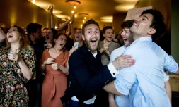 Joie chez les travaillistes néerlandais (PvdA) réunis au café Millers à La Haye le 23 mai 2019