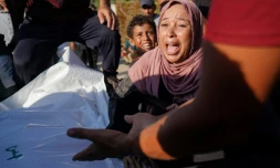 Une Palestinienne pleure après la mort d'un membre de sa famille tué lors d'un bombardement, à l'hôpital Nasser de Khan Younès, dans le sud de la bande de Gaza, le 14 août 2024