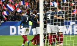 Les joueurs de l'équipe de France de football célèbrent le but marqué par l'attaquant Olivier Giroud contre l'Allemagne, le 13 novembre 2015 au Stade de France, à Saint-Denis