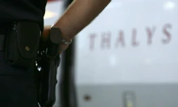 Une patrouille de sécurité dans la Gare du Nord, à Paris, devantr un train Thalys, le 12 août 2006