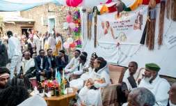 Le mariage de Solomon Aregawi et Yordanos H/Mariam dans la ville d'Alitena, le 12 juillet 2018.
  A breakneck peace process between the former foes over the past six weeks hinges on Ethiopia's vow to finally abide by a 2002 United Nations ruling on the frontier, which states that Engal is in fact Eritrean.