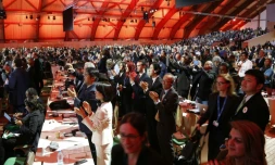 Standing ovation de l'audience au Bourget, après l'annonce le 12 décembre 2015 de l'accord sur le climat
