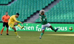Le milieu algérien de Nantes Mehdi Abeid tire et marque devant le milieu de Saint-Etienne Mahdi Camara, en match de championnat joué à huis clos le 12 janvier 2020 au stade Geoffroy-Guichard