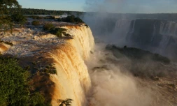 Les chutes d'Iguazu vues du côté brésilien à la frontière avec l'Argentine, près de Foz do Iguacu, le 4 juin 2019