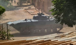 Un blindé de l'armée soudanaise stationné dans une rue de Khartoum, pendant des combats contre les paramilitaires, le 21 mai 2023 au Soudan