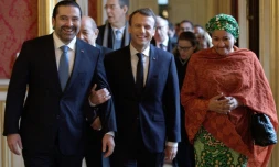 Le président Emmanuel Macron accueille le Premier ministre libanais Saad Hariri (g) et la vice-secrétaire générale de l'ONU Amina Mohammed, le 8 décembre 2017 à Paris