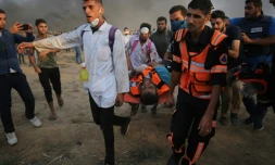 Un blessé palestinien est transporté le 5 octobre  2018 après des affrontements avec des forces armées israéliennes dans la bande de Gaza