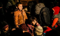 Des enfants évacués de la dernière poche tenue par l'Etat islamique (EI) à Baghouz, le 26 février 2019 dans l'est de la Syrie
