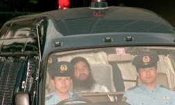 Sur cette photo du 19 juillet 1995, Shoko Asahara, gourou de la secte Aum, est conduit par la police à un tribunal de Tokyo