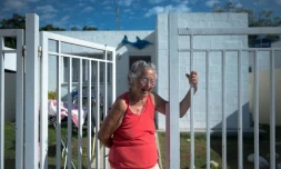 Dalva Chrispino, plus vieille résidente de la Villa Autodromo (favela de Rio de Janeiro) et délogée à l'occasion de la construction du parc olympique, devant son nouveau logement, le 21 juillet 2017 à Rio