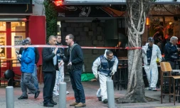 Des experts de la police scientifique isréalienne travaillent près d'un pub où un homme a ouvert le feu à tel Aviv le 1er janvier 2016