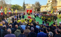 Des personnes rassemblées pour la cérémonie de funérailles le 21 février 2026 de membres du Hezbollah, au lendemain de leur mort dans une frappe militaire israélienne à Baalbek, dans la vallée de la Bekaa