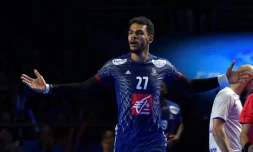 Le Français Adrien Dipanda buteur face à la Russie au Mondial de hand, le 17 janvier 2017 à Nantes