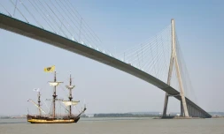 Une réplique de la frégate russe "Shtandat" passe à Honfleur, dans le Calvados, sous le pont de Normandie direction Rouen pour prendre part à la 8e édition de l'Armada, le 7 juin 2023