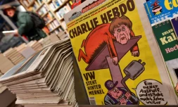 Premier numéro de la version allemande de Charlie Hebdo chez un marchand de journaux à Berlin le 1er décembre 2016