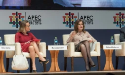 Image diffusée le 18 novembre 2016 par l'APEC Pérou à Lima de Belen Garijo (G) regardant la vice présidente du Pérou Mercedes Araoz (D) s'exprimer durant une session