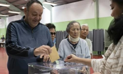 Des Calédoniens votent aux élections provinciales, à Nouméa, le 28 juin 2026