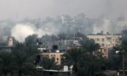 Des nuages de fumée s'élÚvent au dessus de Khan YounÚs, dans le sud de la bande de Gaza, le 5 décembre 2023 ( AFP / MAHMUD HAMS )