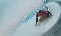 JO-2024 : la Réunionnaise Johanne Defay décroche le bronze en surf à Teahupoo