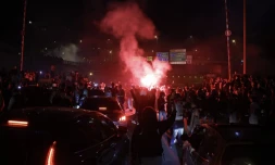 Les supporters du PSG à la sortie du Parc des Prince après la victoire de leur équipe contre Arsenal. (GEOFFROY VAN DER HASSELT / AFP)