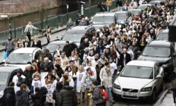 Marche blanche en hommage à Lucas, un adolescent de 13 ans dont le suicide début janvier a suscité une vive émotion, le 5 février 2023 à Epinal dans les Vosges ( AFP / Jean-Christophe Verhaegen )