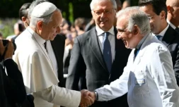 Le pape Léon XIV est accueilli par le directeur sanitaire Andrea Cambieri à son arrivée à l'hÎpital universitaire Gemelli, à Rome, le 13 octobre 2026, pour une opération du poumon ( AFP / Alberto PIZZOLI )