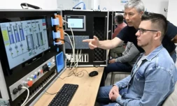 Des employés de Stellantis sur le site de production de batteries de Douvrin, dans le Pas-de-Calais le 10 mai 2023 ( AFP / FRANCOIS LO PRESTI )