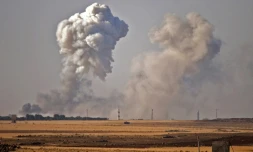 De la fumée s'élève au-dessus des zones contrôlées par les rebelles dans la ville de Saida, à environ 10 km à l'est de Deraa, lors de frappes aériennes menées par les forces du régime syrien selon une ONG, le 4 juillet 2018