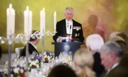 Le roi Charles III s'adresse aux invités d'un dßner donné en son honneur par le président allemand Frank-Walter Steinmeier au chùteau de Bellevue, le 29 mars 2023 à Berlin ( POOL / Bernd von Jutrczenka )