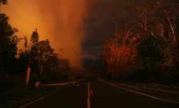 La lave sortant d'une fissure près du volcan Kilauea illumine la nuit hawaïenne, le 16 mai 2018