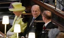 Le prince Philip (c) aux côtés de la reine Elizabeth II lors du mariage du prince Harry et de Meghan Markle, le 19 mai 2018 à la Chapelle St George à Windsor