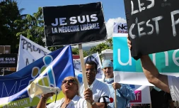 Un défilé mortuaire et musical contre le projet de loi santé