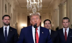 Donald Trump lors d'une allocution à la nation le 21 juin 2025 à Washington DC, avec, de gauche à droite: JD Vance, Marco Rubio, Pete Hegseth ( POOL / CARLOS BARRIA )